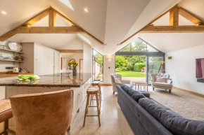 Medieval cottage with modern twist - Bridge House